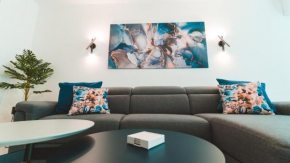 Beachside Stylish & Cosy 2BR Apartment with Free Parking